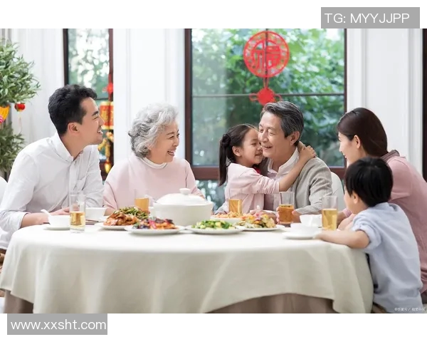 足球明星温馨时刻抱小孩视频展现亲子情深与运动员柔情一面